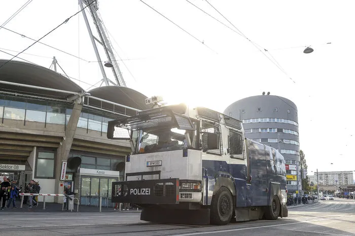 Erstmals ist vor dem Liebenauer Stadion auch ein Wasserwerfer im Einsatz.