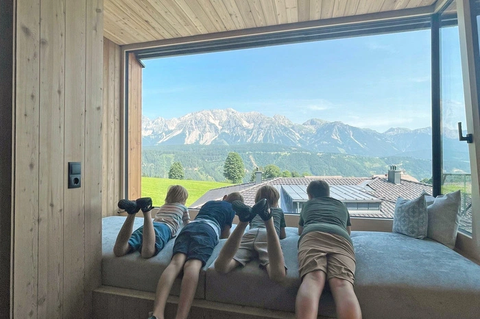 ...besticht mit Liebe zum Detail: Statt Balkonen gibt es Liegewiesen mit Blick auf den Dachstein