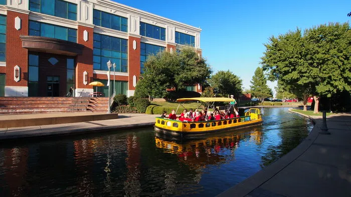 Nicht mit dem Pferd, sondern mit dem Wassertaxi ist man in Bricktown gemütlich unterwegs. Das Vergnügungsviertel von Oklahoma City ist ein beliebtes Ausflugsziel.