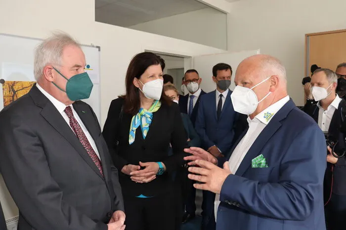 Geschäftsführer Maurer führte die Delegation durch seinen Betrieb mit Stammsitz in Lieboch, wo 29 Mitarbeiterinnen und Mitarbeiter beschäftigt sind.