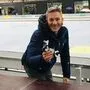 Ö3-Moderator Andi Knoll hilft beim Aufbau der Bühne auf dem Rathausplatz
