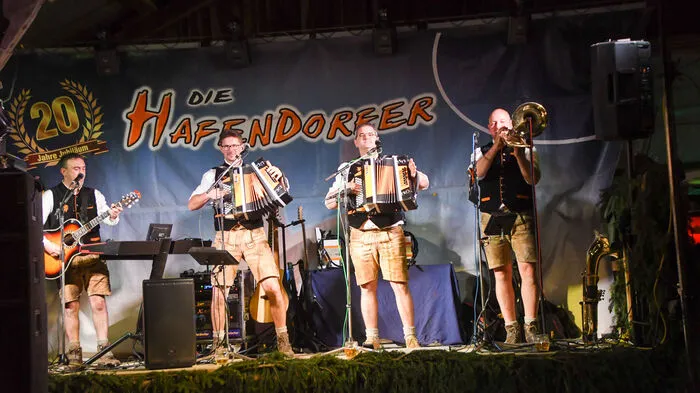 Für gute Stimmung und einen vollen Tanzboden sorgten 2022 "Die Hafendorfer", die mit moderner aber auch traditioneller Musik überzeugten.