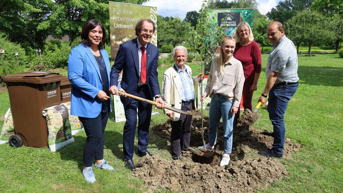 Sarah Puntigam (3.v.r.) mit Saubermacher-Gründer Hans Roth (2.v.l.), Johannes Gepp, Bürgermeister Klaus Strein (r.), Irmtraud Pribas und Agnes Totter (l.)