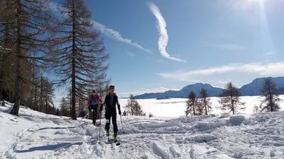 Zwei Skitourenläufer beim Irschner Tourenlauf