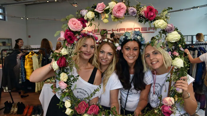 Das Wetter für den ersten Bloggerflohmarkt hätte nicht besser sein können. Eine halbe Stunde bevor die Bloggerinnen Anna Birdie, Mamawahnsinnhoch4, sunglasses & peonies und CookingCatrin am Sonntag um 8 Uhr eröffneten, stand schon eine Schlange von rund 50 Metern bis zur St. Veiter Straße 186 hinaus, um zur Schnäppchenjagd in das Autohaus Meyr-Hafner eingelassen zu werden. Das Angebot reichte von Fotoshootings bis zu persönlichen Artikeln.
