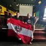 Leo (links) und „Jupp“ Doppelhofer laden Sonntagfrüh zum gemeinsamen Fußballschauen ins „Irish Pub“ in Weiz