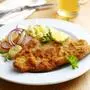 Ein Teller mit Schnitzel und Erdäpfelsalat