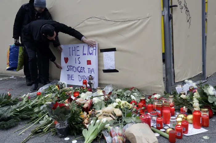 Nach bisherigen Informationen riss der schwere Laster, der auf den Weihnachtsmarkt raste, elf Menschen in den Tod, Dutzende wurden verletzt. Auch ein Mann, der neben dem mutmaßlichen Täter auf dem Beifahrersitz saß, ist tot. Der festgenommene Verdächtige soll aus Pakistan stammen und in einer Berliner Flüchtlingsunterkunft gewohnt haben. Dazu verdichteten sich am Dienstag die Hinweise.