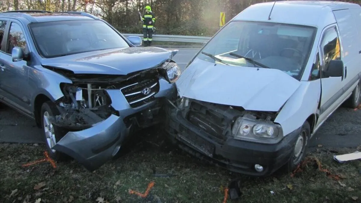 Eine Person wurde bei dem Aufprall unbestimmten Grades verletzt