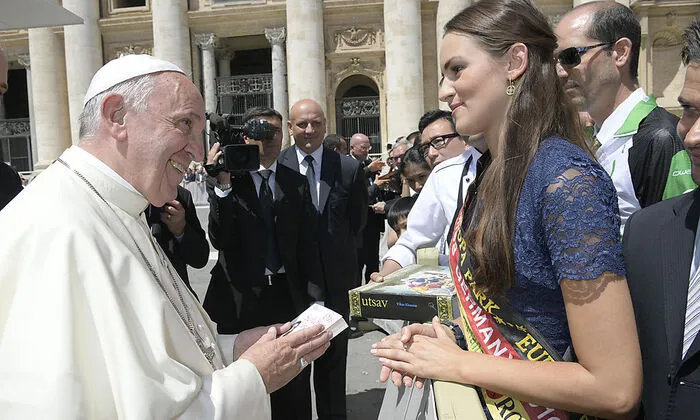 Papst Franziskus und Lena Bröder auf dem Petersplatz in Rom - im Hintergrund Philipp Hamedl