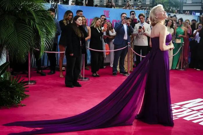 Anderson, ganz Diva in einem trägerlosen, dramatisch violetten Rodarte-Kleid mit XL-Schleppe, glänzte nicht nur mit modischem Mut, sondern auch mit purem Selbstbewusstsein...