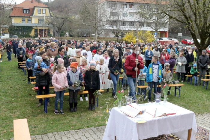 Auch die winterlichen Temperaturen ließen die Gläubigen nicht davor abhalten, bei der würdigen Feierstunde dabei zu sein. 