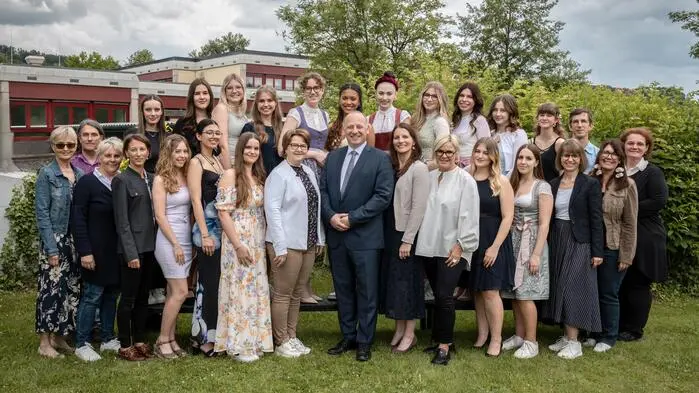 In der 5A-Klasse der Bafep Mureck ist die Matura für folgende Maturantinnen erfolgreich über die Bühne gegangen: Ann-Kathrin Bachmann, Sarah Dienstleder, Elisabeth Frießer, Anika Fuchs, Tanja Gaber, Elena Hödl, Olivia Grace Kainz, Eva Anna Kogler, Antonia Preßnitz, Lena Prinz, Chiara Ritz, Marlene Roßmann, Anika Schwenter, Johanna Uller und Emilia Sophie Vrana