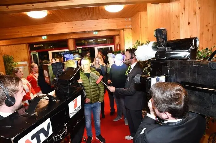 Wie es sich für einen Opernball gehört, versuchten beim Eingang zur Vorstellung Kamerateams von ORF und ATV (oder das Team der Feuerwehr Peterdorf) Interviews von den Gästen einzufangen.