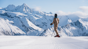 Ein Skifahrer blickt auf verschneite Berge