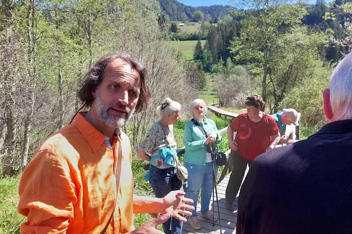 Botaniker Heli Kammerer vermittelte bei der Wanderung Wissenswertes über die Geschichte, Tier- und Pflanzenwelt sowie die Besonderheiten des Hörfeldmoors.