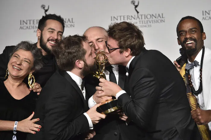 Emmy als "Beste Komödie" für die brasilianische Serie "Especial de Natal Porta dos Fundos" ("The Last Hangover"): Am Tag nach dem letzten Abendmahl können sich die absolut verkaterten Apostel an nichts erinnern. Zu allem Überfluss ist auch noch Jesus (Fabio Porchat) verschunden . . . Zu sehen auf Netflix.