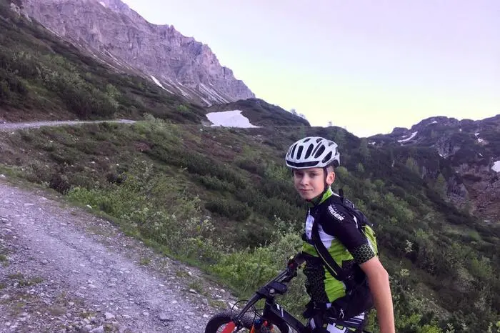 Über 134 Kilometer und 4500 Höhenmeter führt die Mountainbike-Trophy. Lukas ist mit seinen gerade erst einmal 13 Jahren der jüngste Finisher.