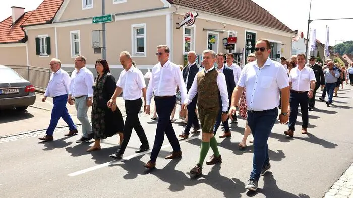 Angeführt von der Marktmusikkapelle marschierten die Gäste von der Kirche zum Festplatz vor das Gemeindeamt