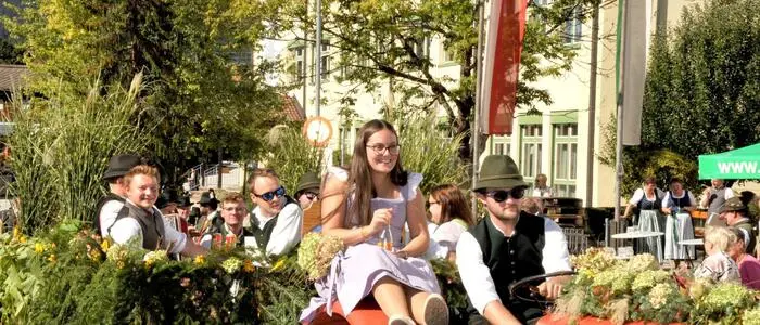 Jede Menge an Gruppen nahm beim großen Umzug teil, viele davon auf fahrbaren Untersätzen
