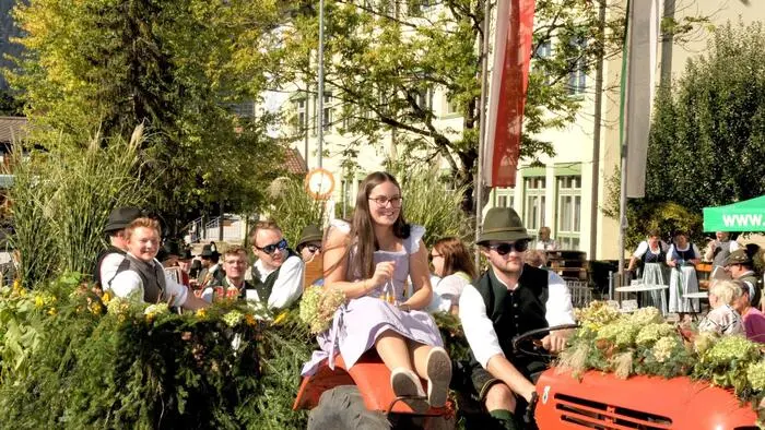 Jede Menge an Gruppen nahm beim großen Umzug teil, viele davon auf fahrbaren Untersätzen