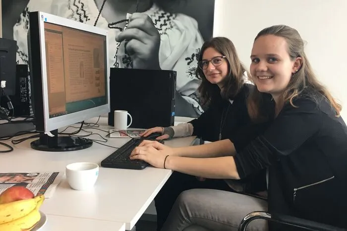 Sarah Hofbauer (rechts) und Sarah Lackner ist das Schreiben der Bildtexte leicht von der Hand gegangen.