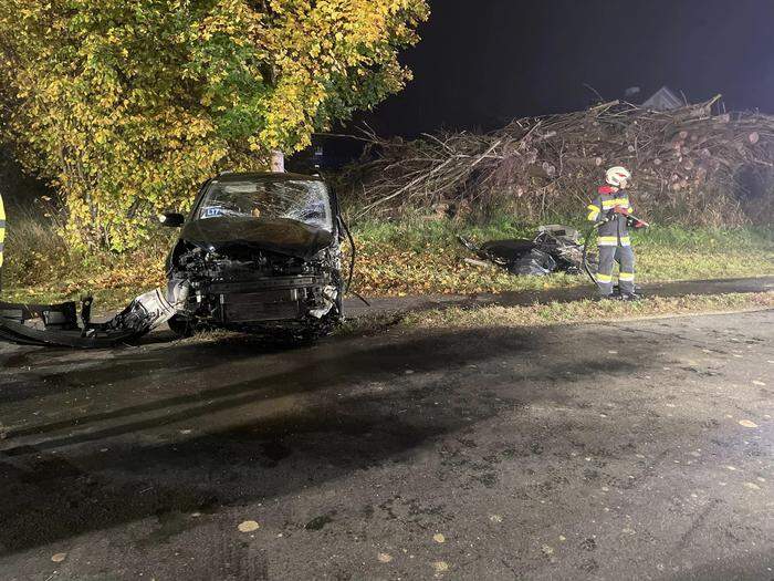 Das zweite beteiligte Unfallfahrzeug wurde ebenso schwer beschädigt