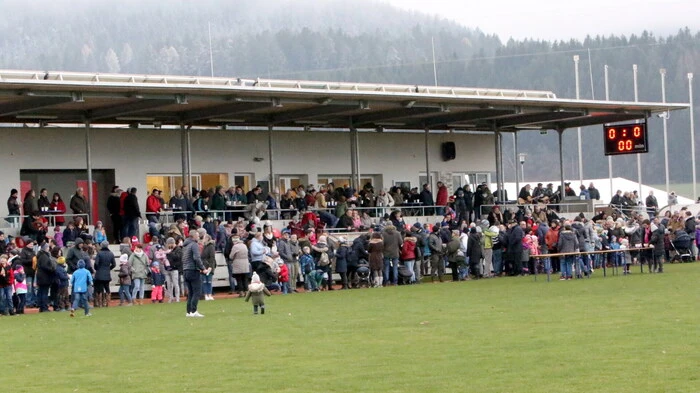 War das ein Spektakel! So viele Menschen hat man am Sportplatz von Kraig schon lange nicht mehr gesehen. 