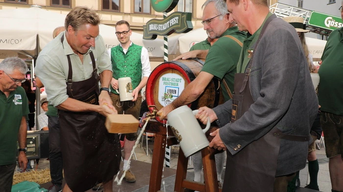 Gekonnt nahm Hans Knauß unter strenger Beobachtung von Braumeister Andreas Werner und Bürgermeister Kurt Wallner den Bieranstich vor.