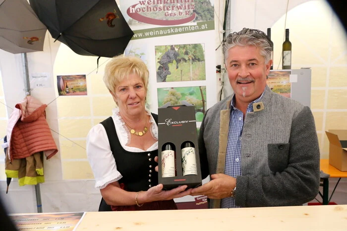 Aber nicht nur die knusprigen Backhendln standen im Mittelpunkt. Auch der dazu passende Hendlwein und das süffige Hendlbier wurden von den Gästen, die aus ganz Kärnten angereist kamen, einer genauen Verkostung unterzogen. 