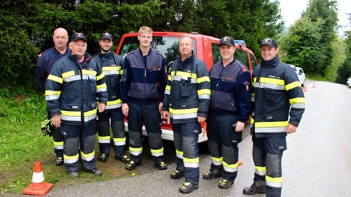 Bevor die Feierlichkeiten zum 750-jährigen Jubiläum der Gemeinde St. Lorenzen am Wechsel starten konnten, musste die Feuerwehr erst die Wassermassen, die in den frühen Morgenstunden durch den Starkregen in das riesige Festzelt eingedrungen waren, auspumpen.