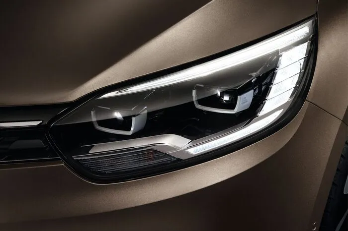 Bereits ab der Basisausstattung verfügt der Newcomer serienmäßig über den Notbremsassistenten mit Fußgängererkennung.