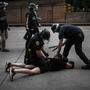 Mit aller Härte: Polizisten nehmen in New York einen Protestierer fest 