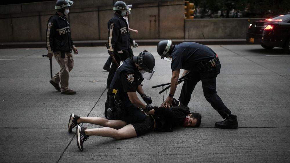 Mit aller Härte: Polizisten nehmen in New York einen Protestierer fest 