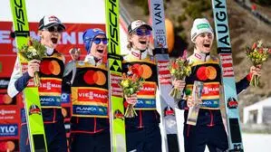 Stephan Embacher, Stefan Kraft, Daniel Tschofenig und Markus Müller jubelten