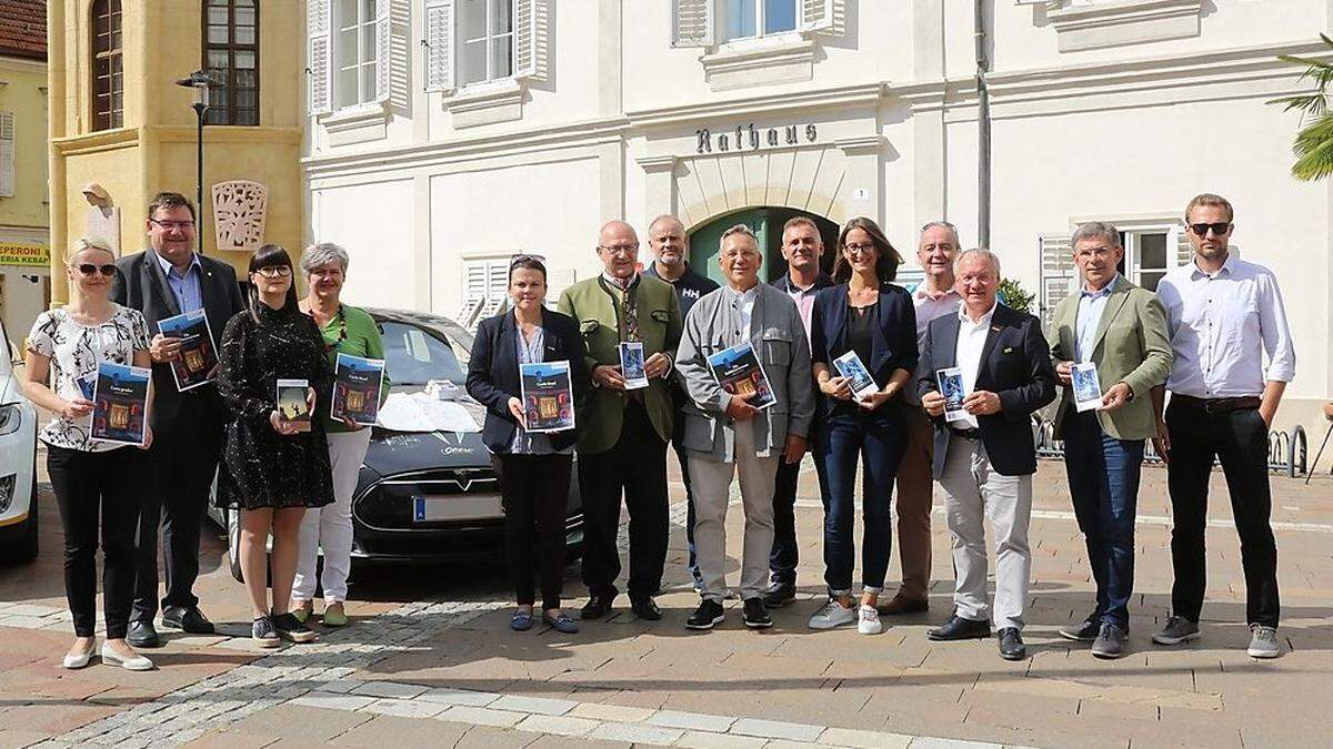 Schlösserstraßen-Obmann Andreas Bardeau (6.v.l.) mit Gästen aus Tourismus und Politk sowie einem der tourenden E-Autos