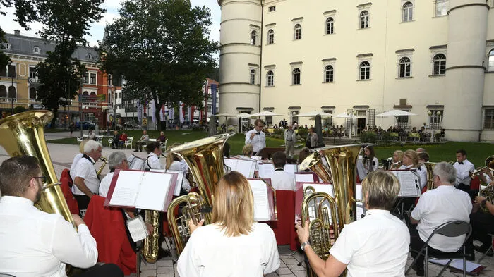 Auch schon traditionell am Premierenabend in Spittal: Das Platzkonzert der Stadtkapelle Spittal im Schlosspark von Porcia.