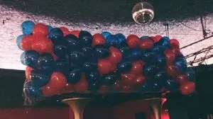 Sie waren für den krönenden Abschluss des Abends bestimmt – aber die Ballone zerplatzten wie die Träume von der ersten weiblichen US-Präsidentin