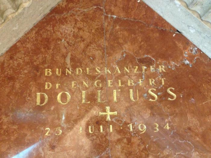 Dollfuß-Inschrift im Kanzleramt 