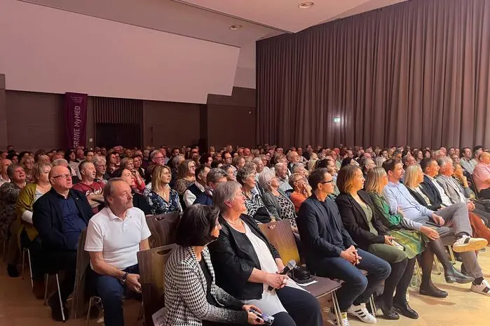 Der Saal war bis auf den letzten Platz gefüllt, das Publikum zeigte sich tief bewegt von der musikalischen Qualität und der emotionalen Kraft der Darbietungen.