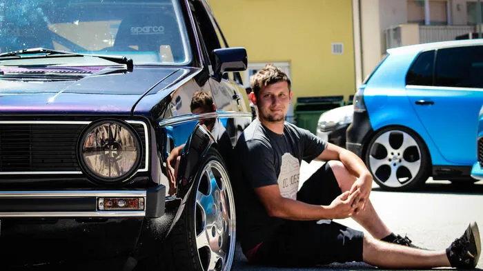 Lukas Bitschnau, 24, Dalaas, Zimmermann„Ich habe meinen Golf 1 GTI jetzt seit zwei Jahren. Er war damals in keinem sehr guten Zustand und ich habe ihn komplett neu aufgebaut. Das dunkle Violett ist zwar nicht seine original Farbe, aber eine original VW-Farbe: blueberry. Ich finde, sie schaut einfach cool aus und ein Auto in der Farbe hat nicht jeder. Noch ganz besonders sind die Porsche-Felgen. Hochglanz. Ansonsten ärgert mich momentan etwas der Blütenstaub, den sieht man extrem am Lack. Das Auto am Treffen jeden Tag schön zu putzen gehört einfach dazu.“