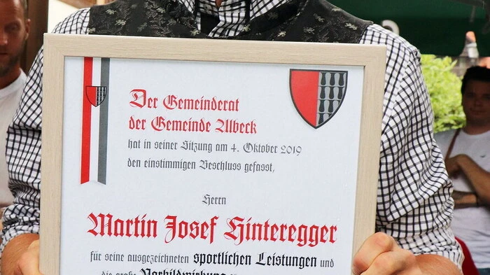 Martin Hinteregger freute sich sehr über die Ehrenbürgerschaft!