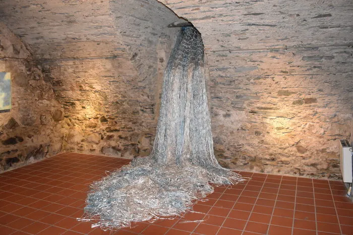 Ein echter Hingucker: "Der Wasserfall" von Helga Cmelka im Gwölb.