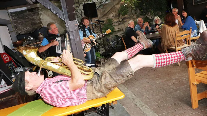 Das "Uhrviech" Valentin "VOLTE" Stubinger sorgte auch im liegen wieder für die totale Stimmung!