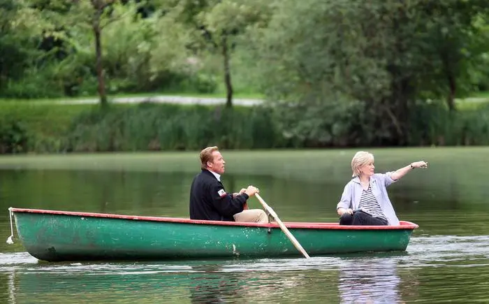 APA8991570-2 - 08082012 - GRAZ - ÖSTERREICH: ZU APA-TEXT CI - Kaliforniens Ex-Gouverneur Arnold Schwarzenegger und CBS-Moderatorin Lesley Stahl am Mittwoch, 08. August 2012, in einem Ruderboot auf dem Thalersee bei Graz. Der US-amerikanische Sender CBS will in seinem Format '60 Minutes' einen Report über Schwarzenegger bringen und dreht dafür in seiner Heimat. APA-FOTO: MARKUS LEODOLTER