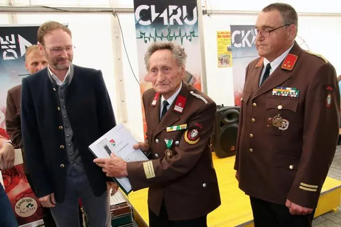 Höhepunkt war die Ehrung des 88-jährigen Brandmeisters der Reserve Eduard Gallaun, der seit 70 Jahren Mitglied der FF Afling ist. Landesfeuerwehrkommandant-Stellvertreter Christian Leitgeb überreichte eine Medaille des Landes Steiermark samt Urkunde, Bürgermeister Viktor Schriebl und sein Stellvertreter Bernd Gratzer (beide Kainach) sowie Vizebürgermeisterin Christiane Holler-Wind (Bärnbach) überreichten dem Jubilar Ehrengeschenke. 