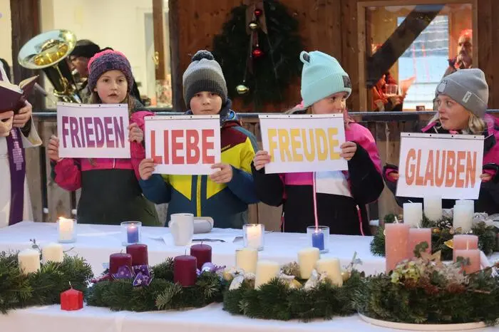 . Das Gelände des Erlebniszentrums Pilgerstätte Gallbrunnen war weihnachtlich geschmückt, zahlreiche Imbissstände boten Süßes und Pikantes und wärmende Getränke, was die zahlreichen Besucher wegen der Kälte gerne in Anspruch nahmen.