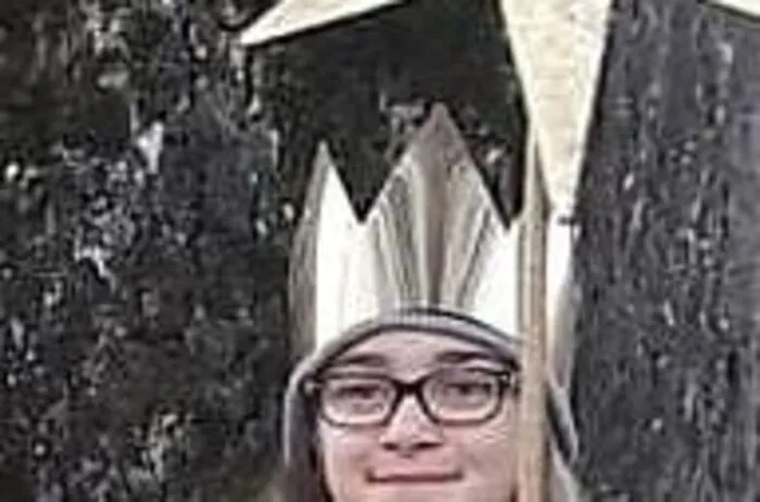 Zum dritten Mal war Celine Strmljan (9) aus St. Filippen, Gemeinde Brückl, mit einer Sternsinger-Truppe unterwegs. Heuer zum zweiten Mal als Sternträgerin. „Ich bringe gerne das Licht in die Häuser. Es macht mir Spaß mit meinen Freunden von Haus zu Haus zu ziehen, um Spenden für einen guten Zweck zu sammeln“, sagt die Neunjährige. Einen Tag lang ist sie mit vier weiteren durch ihre Heimat marschiert, hat gesungen und ein Gedicht aufgesagt. „Das mache ich gerne, ich singe auch in einem Chor.“