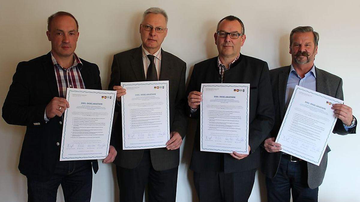 Die Bürgermeister Gollner, Poppeller, Pedarnig und Huber unterschrieben gestern die „Isel-Deklaration“
