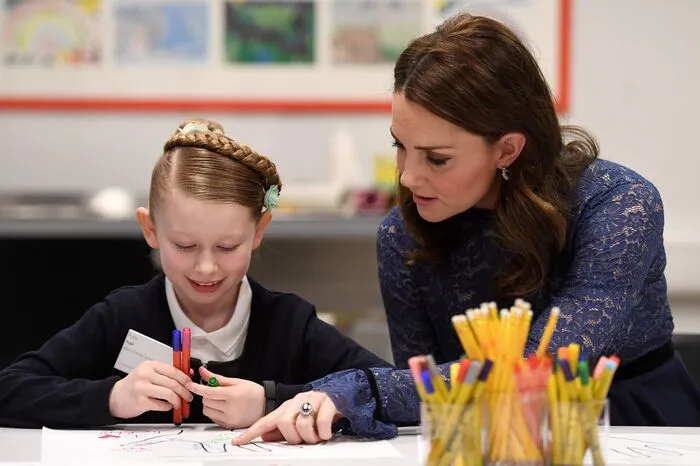 In London eröffnete sie mit Babybauch in blauer Spitzenrobe von Seraphine ein neues Zentrum für psychisch kranke Kinder.